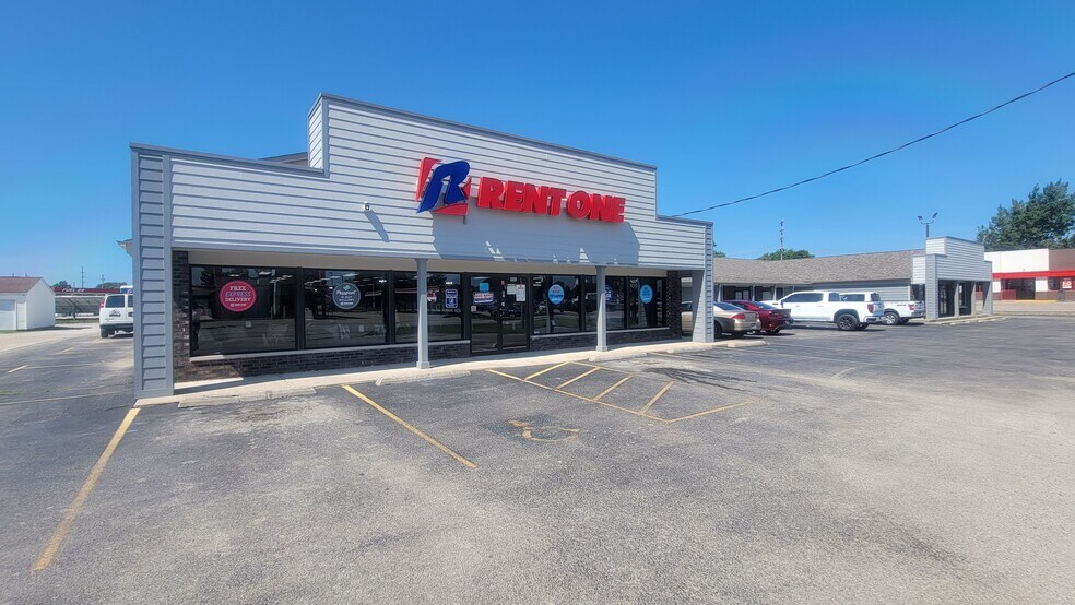 More Photos Of 906 W Springfield Rd, Taylorville Storefront Retail Office For Lease