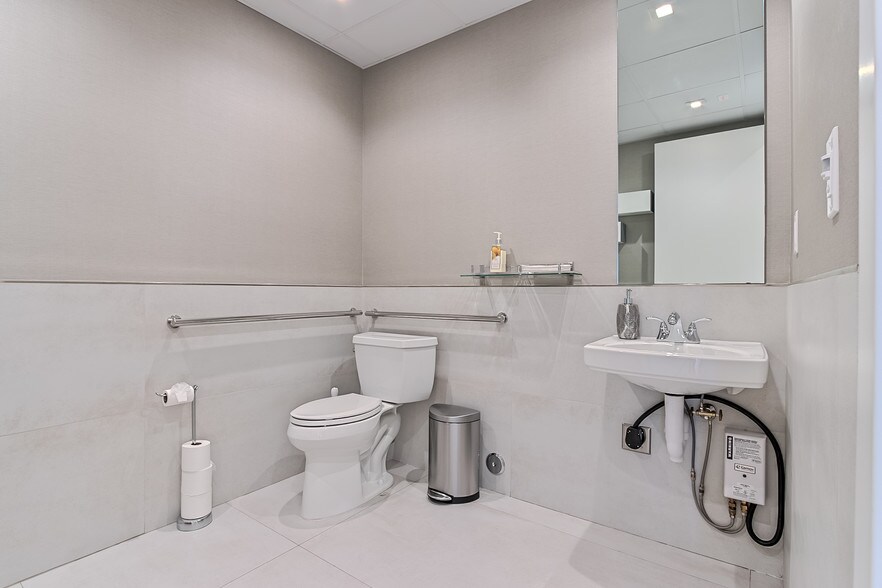 More Photos Of 2400 E Las Olas Blvd, Fort Lauderdale Storefront For Sale