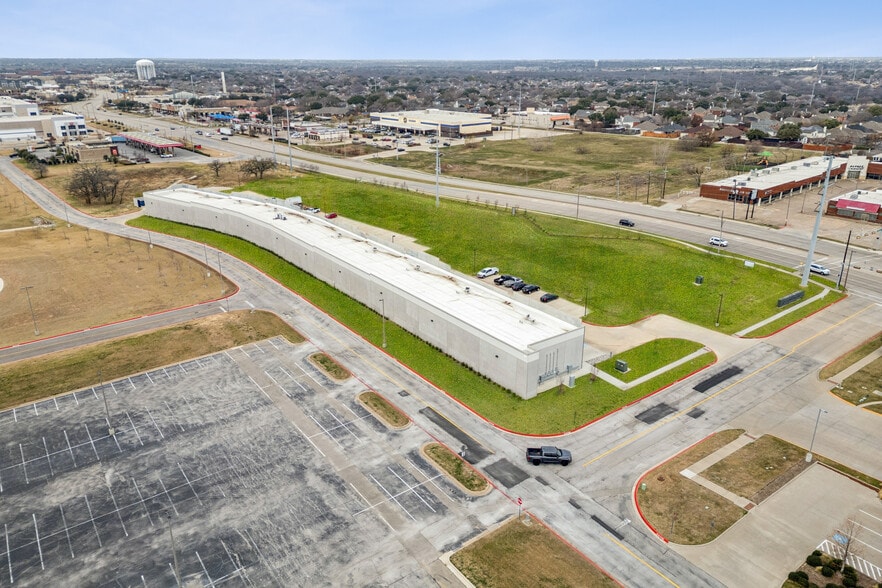 More Photos Of 550 W Round Grove Rd, Lewisville Showroom For Lease