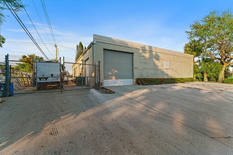 More Photos Of 620 N Old Dixie Hwy, Jupiter Manufacturing For Sale