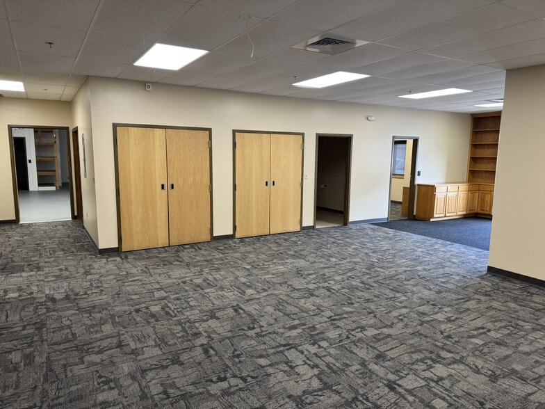 More Photos Of 400 Chapel Rd, South Windsor Flex For Sale