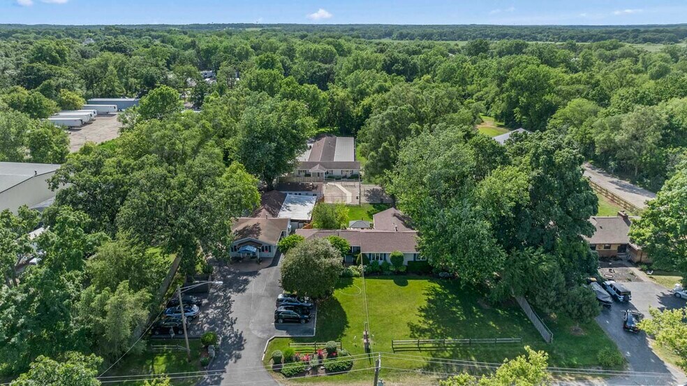 More Photos Of 4403 S Roberts Rd, Island Lake Veterinarian Kennel For Sale