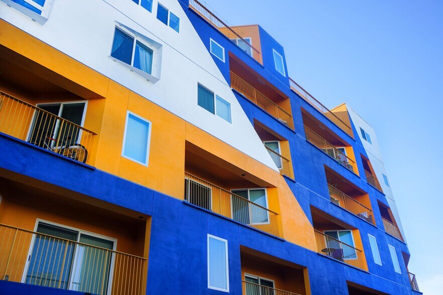More Photos Of 300 S Santa Fe Ave, Los Angeles Apartments For Lease