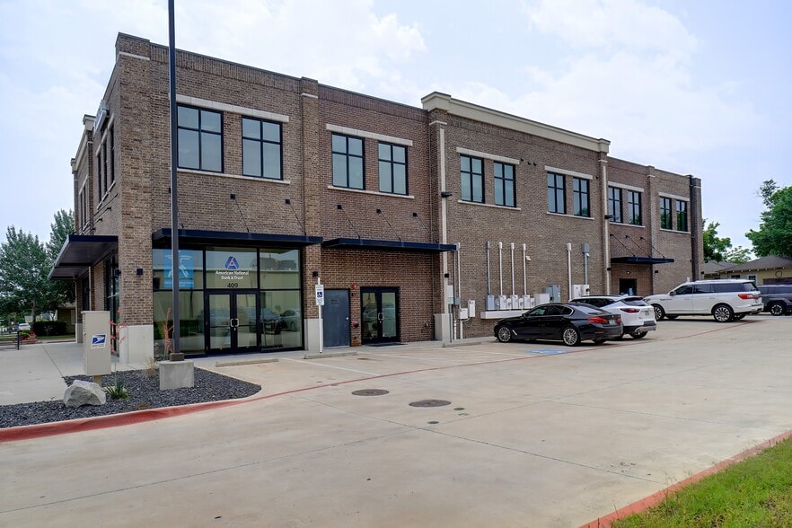 More Photos Of 409 N Oak St, Roanoke Storefront Retail Office For Lease