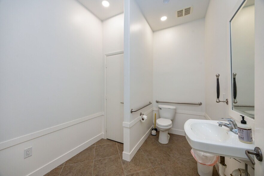 More Photos Of 1011-1065 5th Ave N, Naples Office Residential For Sale