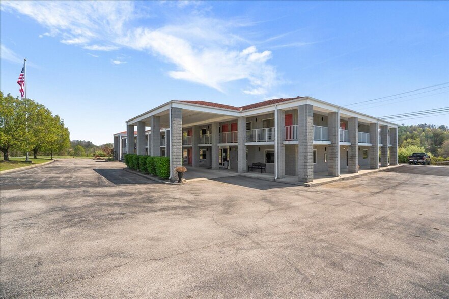 More Photos Of 182 Quillen Chapel Service Rd, Campton Hotel For Sale