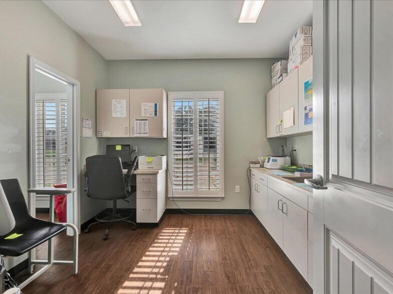 More Photos Of 203 Christie Dr, Lufkin Healthcare For Sale