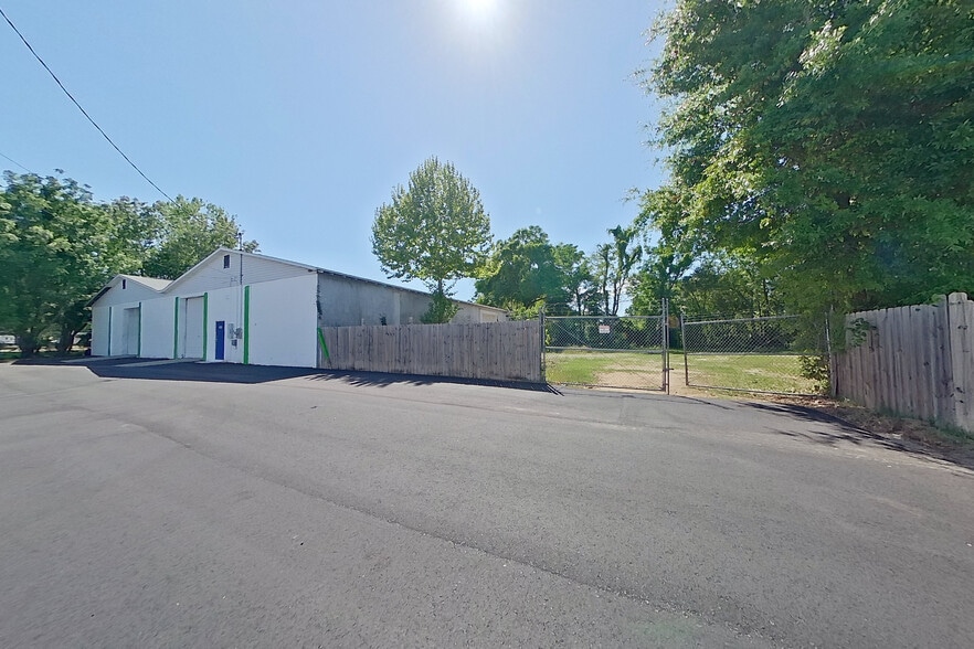 More Photos Of 2800 N P St, Pensacola Warehouse For Lease