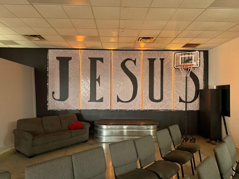 More Photos Of 4635 Northfield Rd, Cleveland Freestanding For Lease