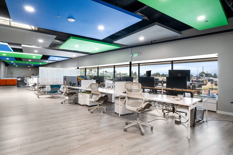 More Photos Of 800 E Dyer Rd, Santa Ana Showroom For Sale