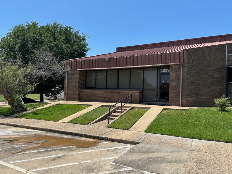 More Photos Of 817 Greenview Dr, Grand Prairie Showroom For Lease