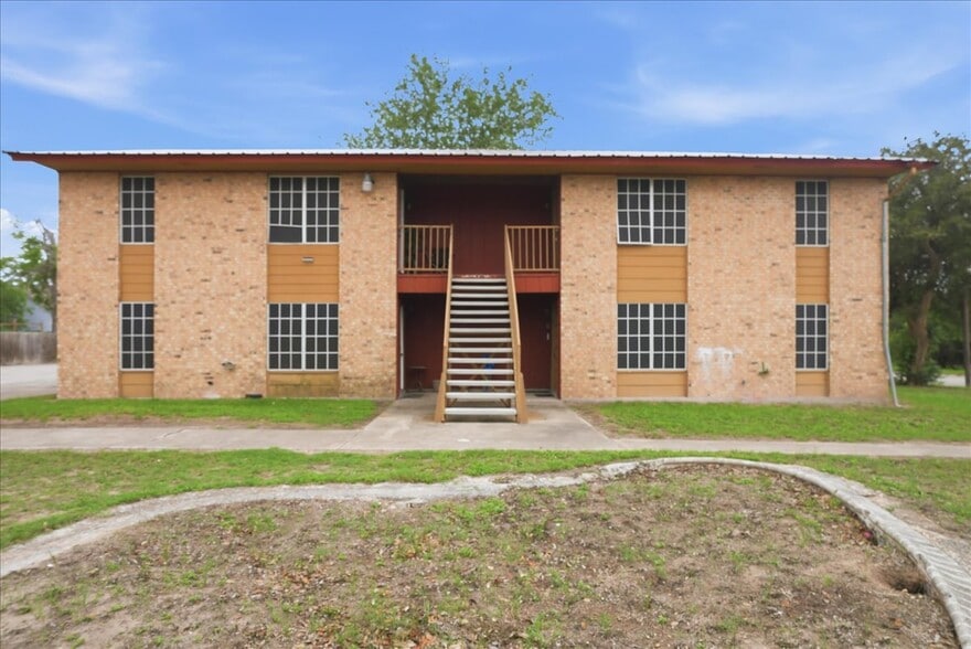 More Photos Of 600 E Crockett St, Beeville Apartments For Sale