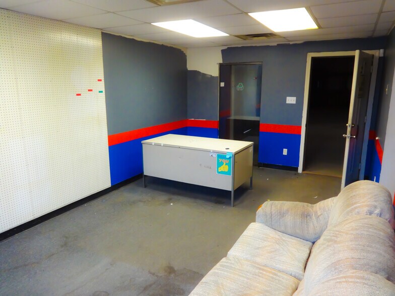 More Photos Of 801 W Broadway St, Big Sandy Light Distribution For Sale