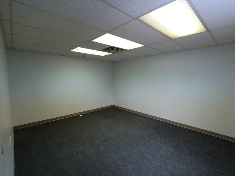 More Photos Of 845 Harrisburg Pike, Columbus Warehouse For Lease