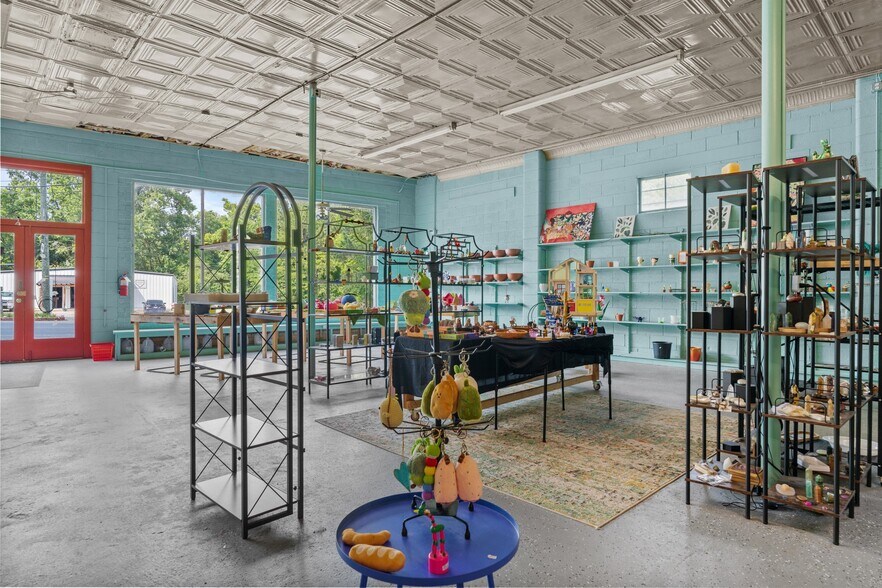 More Photos Of 403 Carthage St, Cameron General Retail For Sale