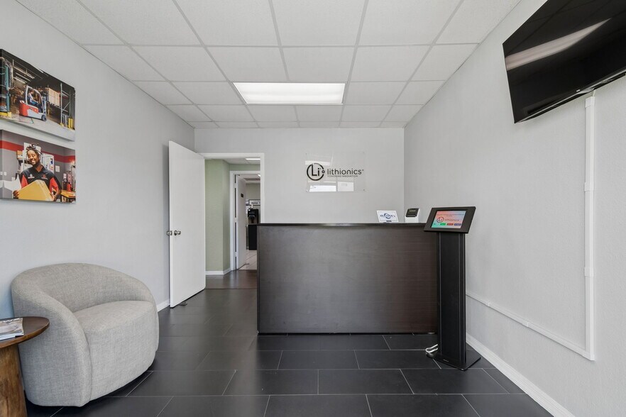 More Photos Of 1760-1770 Calumet St, Clearwater Warehouse For Lease