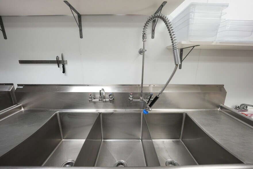 More Photos Of 650 Iwilei Rd, Honolulu Flex For Lease