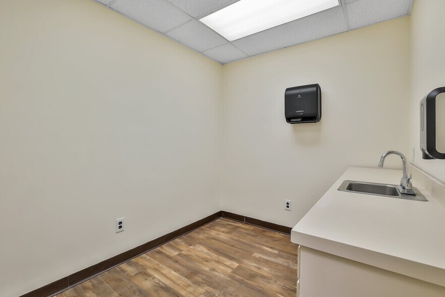 More Photos Of 171 Ramapo Rd, Garnerville Office For Lease
