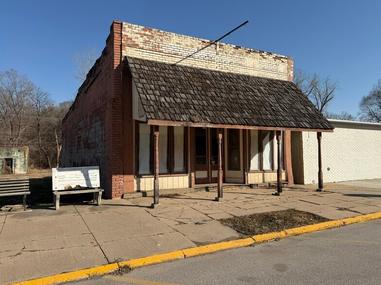 More Photos Of 623 5th St, Peru General Retail For Sale