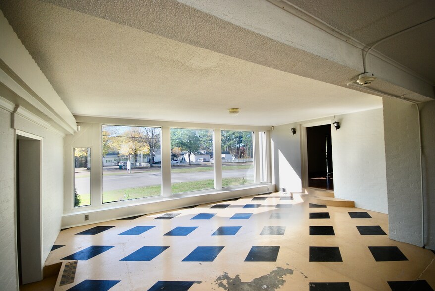 More Photos Of 1651 Hollywood Dr, Jackson Office For Sale