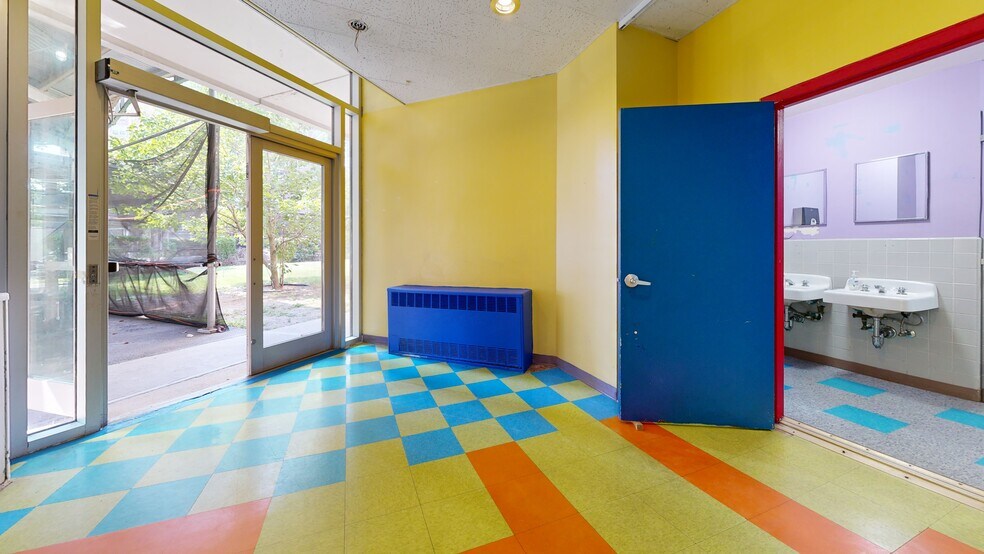 More Photos Of 6010 47th Ave, Woodside Specialty For Lease