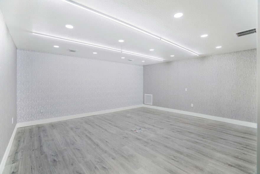 More Photos Of 10200 NW 25th St, Doral Light Distribution For Sale