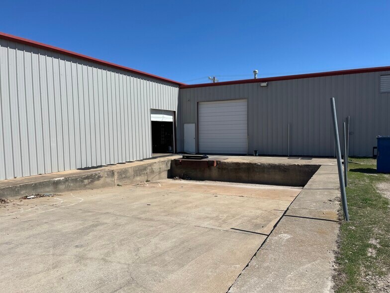 More Photos Of 702 Overhead Dr, Oklahoma City Warehouse For Sale