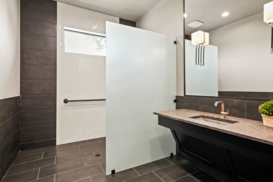 More Photos Of 602 Steve Hawkins Pky, Marble Falls Storefront Retail Office For Lease