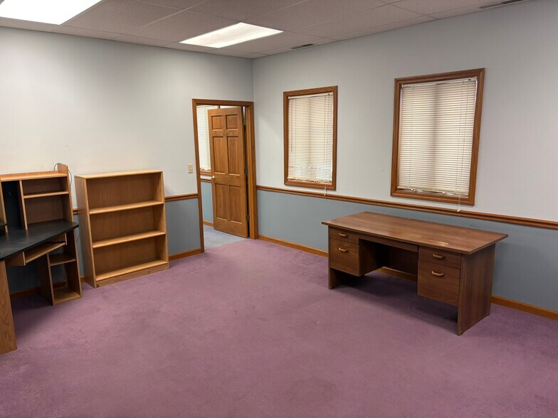 More Photos Of 500 Commerce Dr, Lakeville Flex For Lease