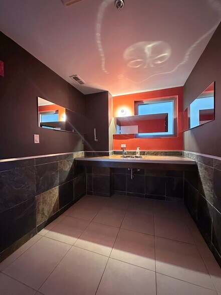 More Photos Of 824 W Superior St, Chicago Office Residential For Sale