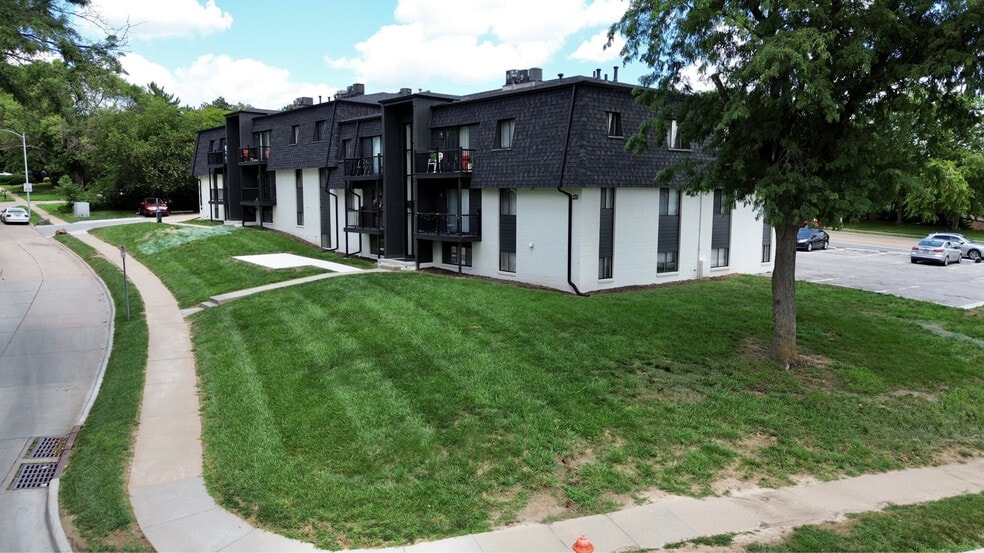 More Photos Of 809 N 121st St, Omaha Apartments For Sale