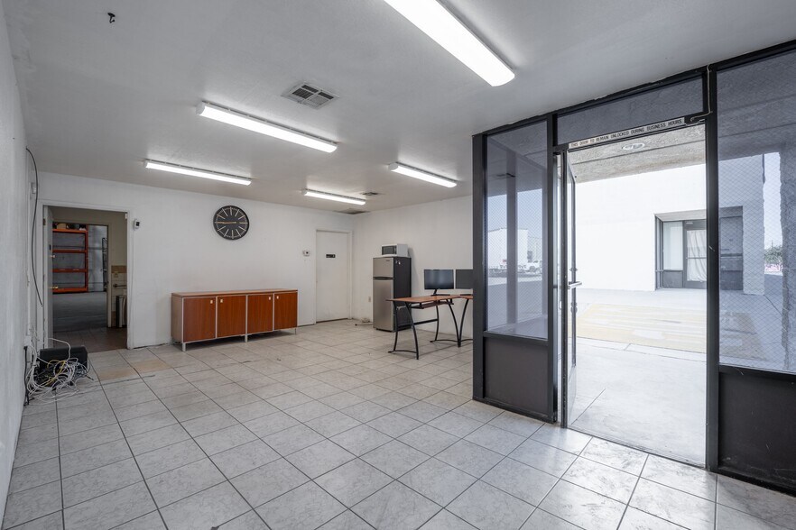 More Photos Of 39360 3rd St E, Palmdale Warehouse For Lease