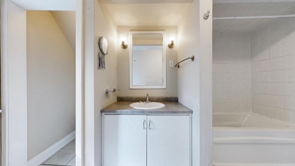 More Photos Of 509 Lakeshore Rd W, Oakville General Retail For Sale