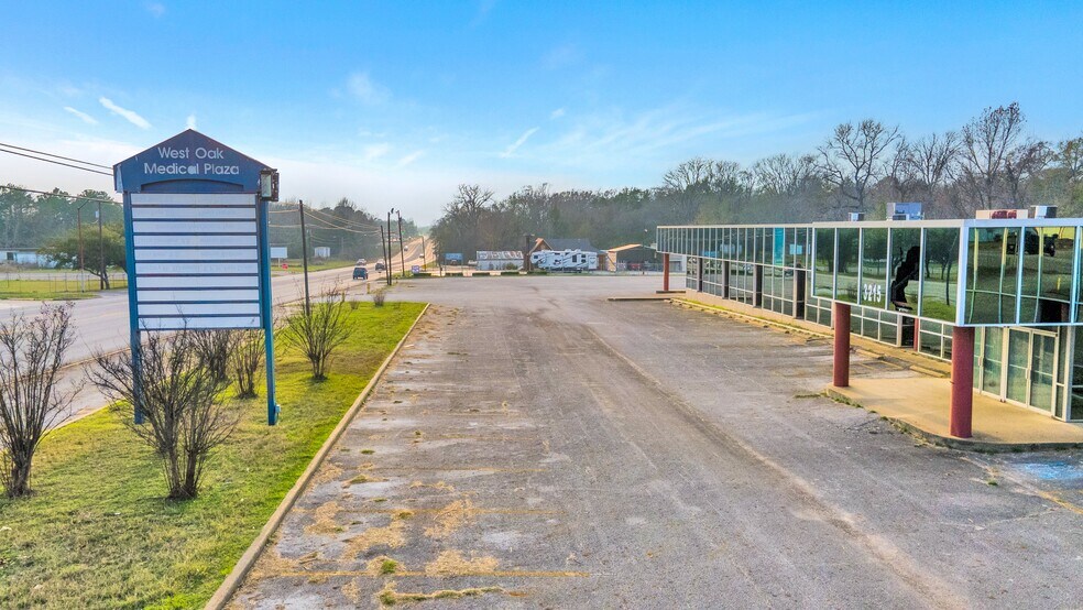 More Photos Of 3215 W Oak St, Palestine Medical For Lease
