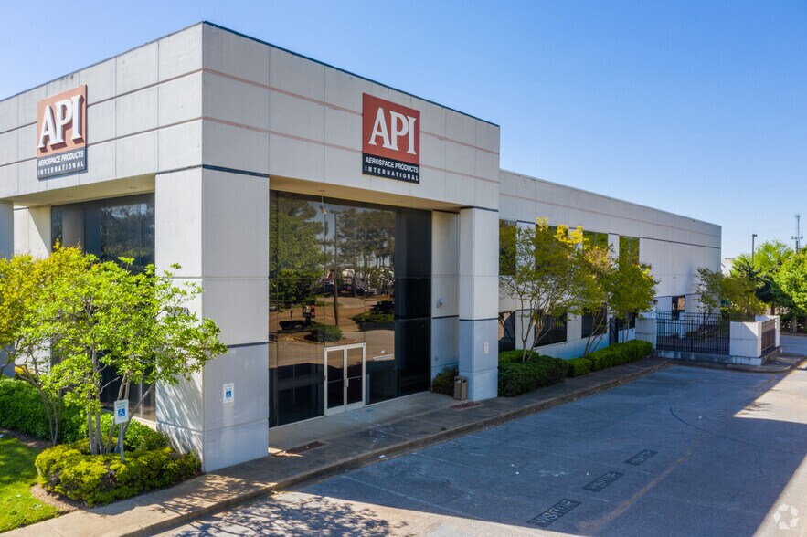 More Photos Of 3778 Distriplex Dr N, Memphis Warehouse For Lease