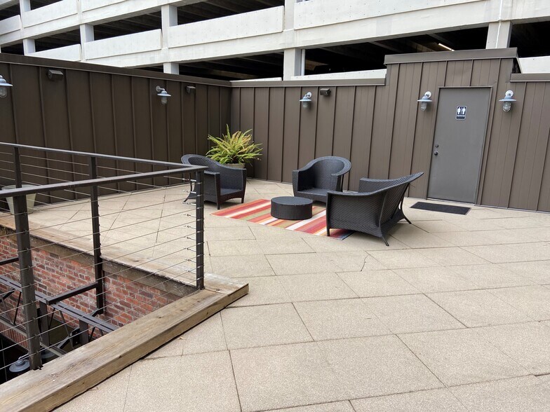 More Photos Of 221 S Tryon St, Charlotte Storefront Retail Office For Sale