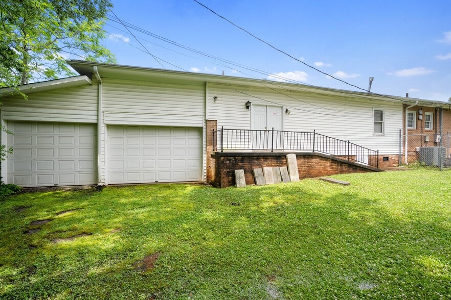 More Photos Of 1401 S Fant St, Anderson Funeral Home For Sale