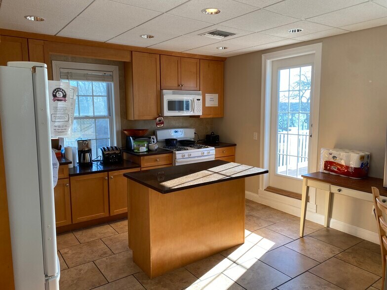 More Photos Of 7 Main St, North Kingstown Storefront Retail Office For Lease