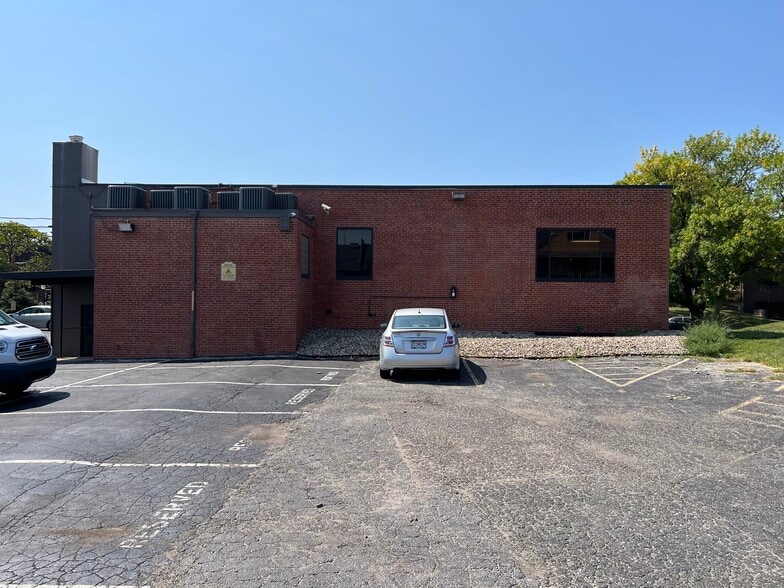 More Photos Of 4233 Roanoke Rd, Kansas City Office For Lease