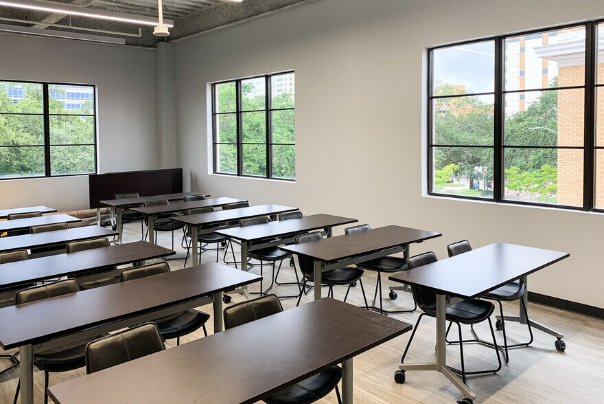 More Photos Of 136 4th St N, Saint Petersburg Coworking Space