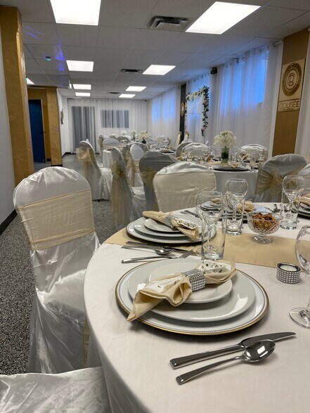 More Photos Of 3858-3870 Notre-Dame, Laval Office For Sale