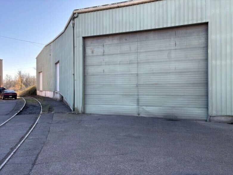 More Photos Of 12700 SW Hall Blvd, Tigard Warehouse For Lease