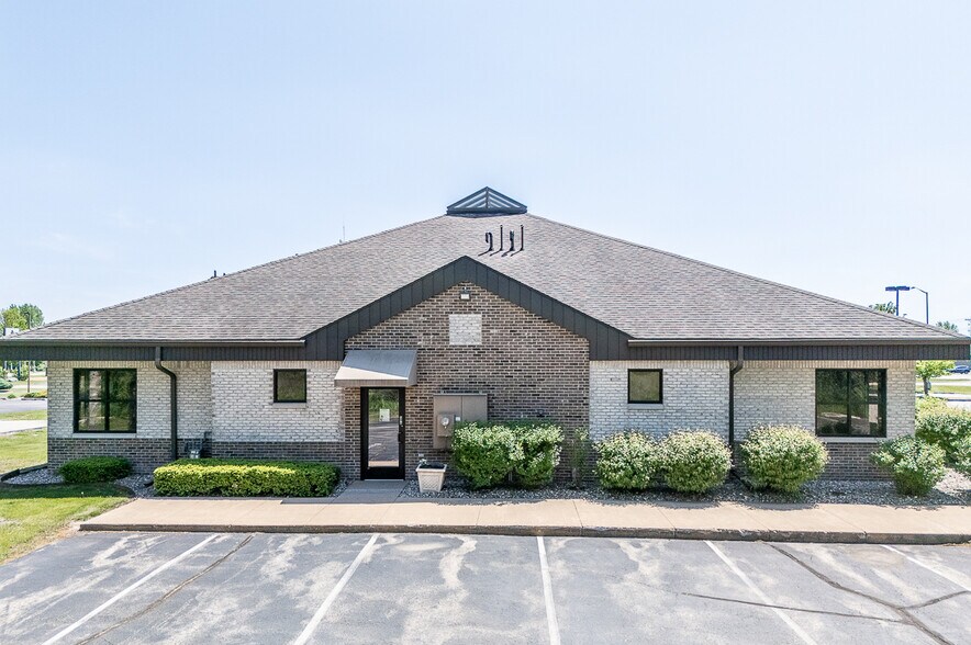 More Photos Of 1620 N Shawano St, New London Medical For Lease