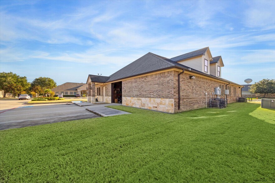 More Photos Of 435 Mason Park Blvd, Katy Loft Creative Space For Sale