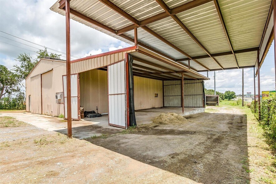 More Photos Of 113 Dennis Junction Rd, Weatherford Warehouse For Sale