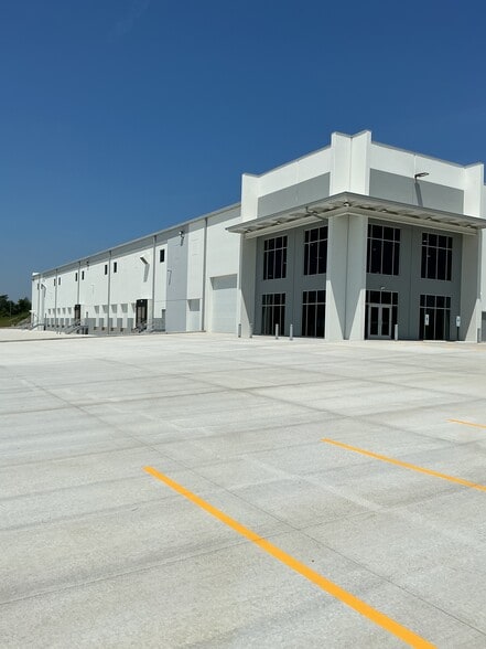 More Photos Of 1900 Airport West Rd, Mansfield Warehouse For Lease