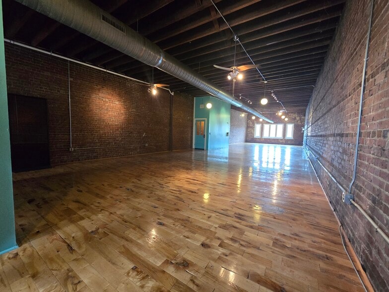 More Photos Of 116 S Steele St, Sanford Storefront Retail Residential For Lease