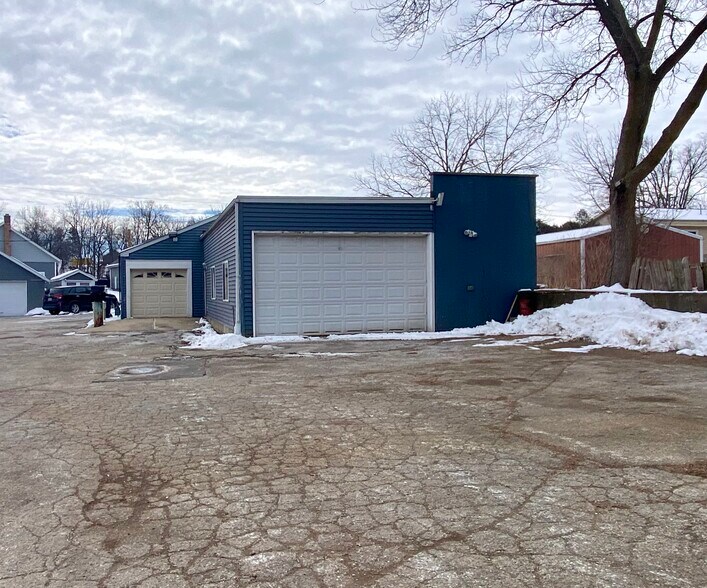 More Photos Of 330-336 E Main St, Twin Lakes General Retail For Lease