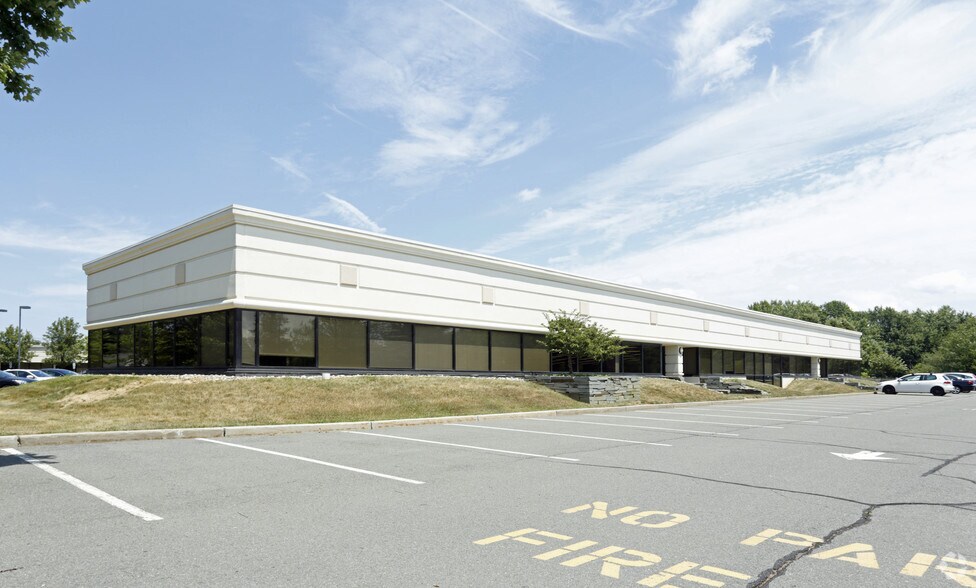 More Photos Of 4 Paragon Way, Freehold Office For Lease