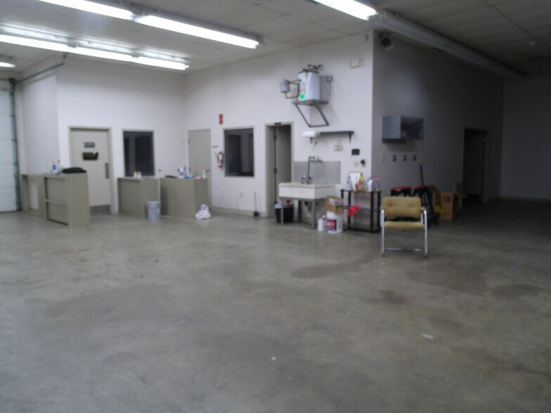 More Photos Of 411 Holmes St, Frankfort Light Distribution For Sale